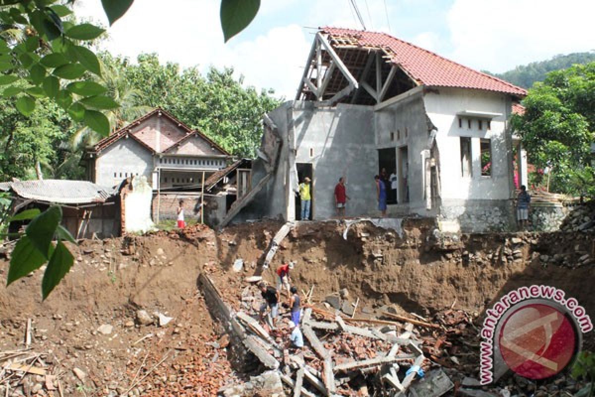 Warga Trenggalek tutup retakan tebing cegah longsor