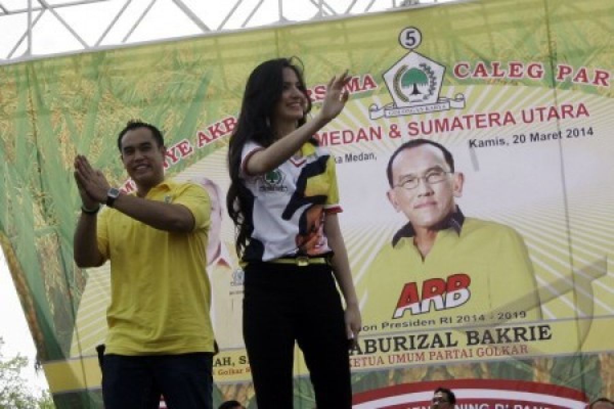 Kemunculan Nia Ramadhani 'Tenggelamkan'  Aburizal bakrie