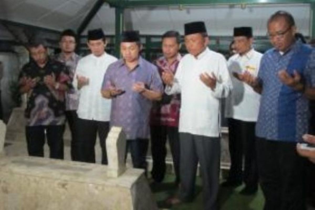 Anis Matta Bantah Ziarah Ke Makam Soeharto Terkait Capres