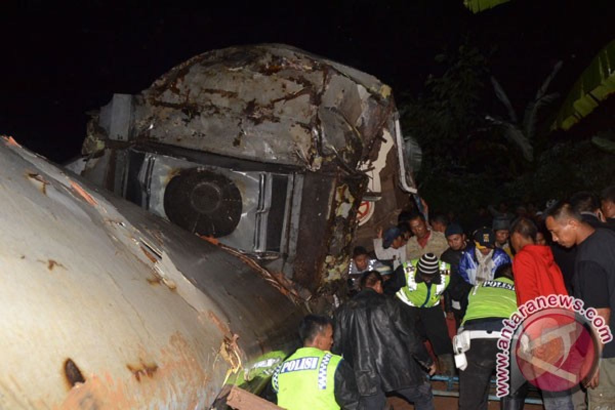 Puluhan petugas angkat gerbong batu bara