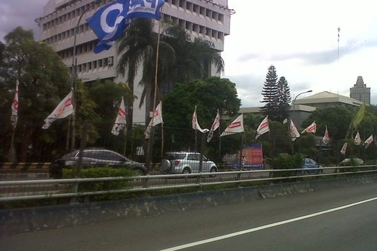 Atribut parpol masih terpasang di beberapa bagian Jakarta