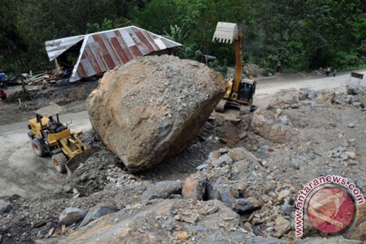 Waykanan siagakan alat berat di lokasi rawan longsor