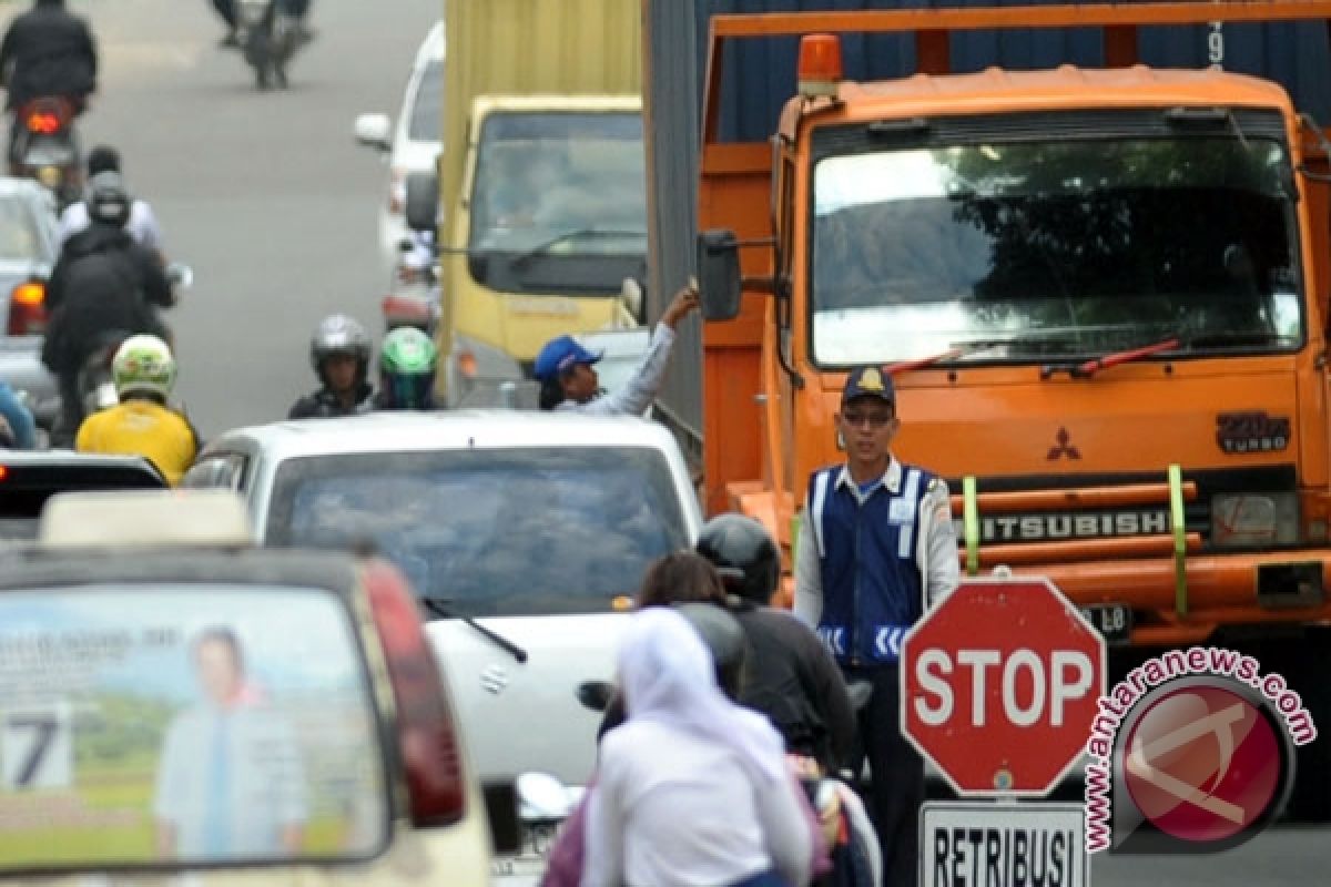 Polisi tangkap pelaku pungutan liar di jalan alternatif