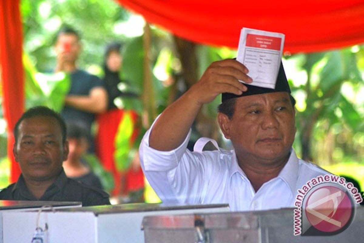 Prabowo coblos di TPS 2 Hambalang