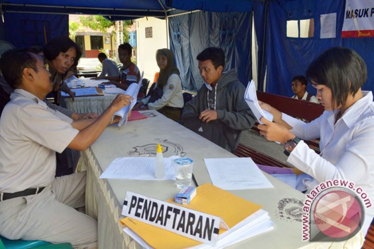 Calon polisi lebih banyak daftar lewat internet