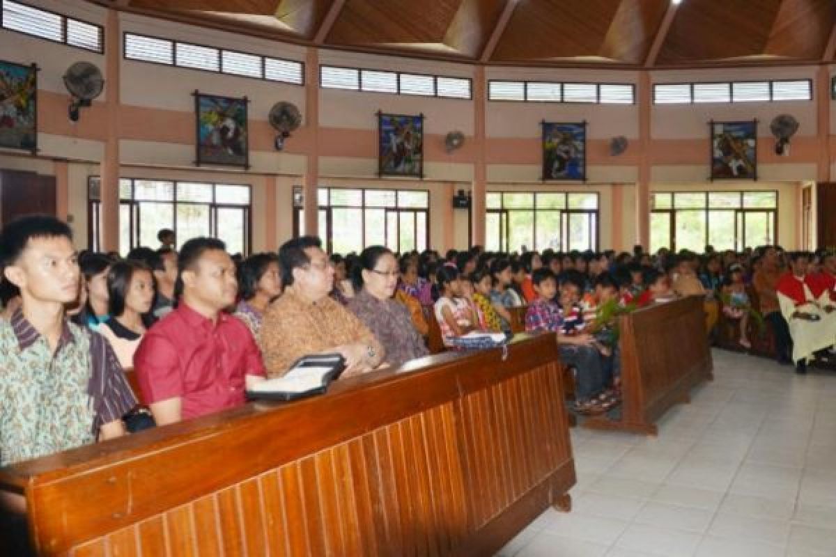 Bupati Sekadau Bersama Umat Rayakan Minggu Palma