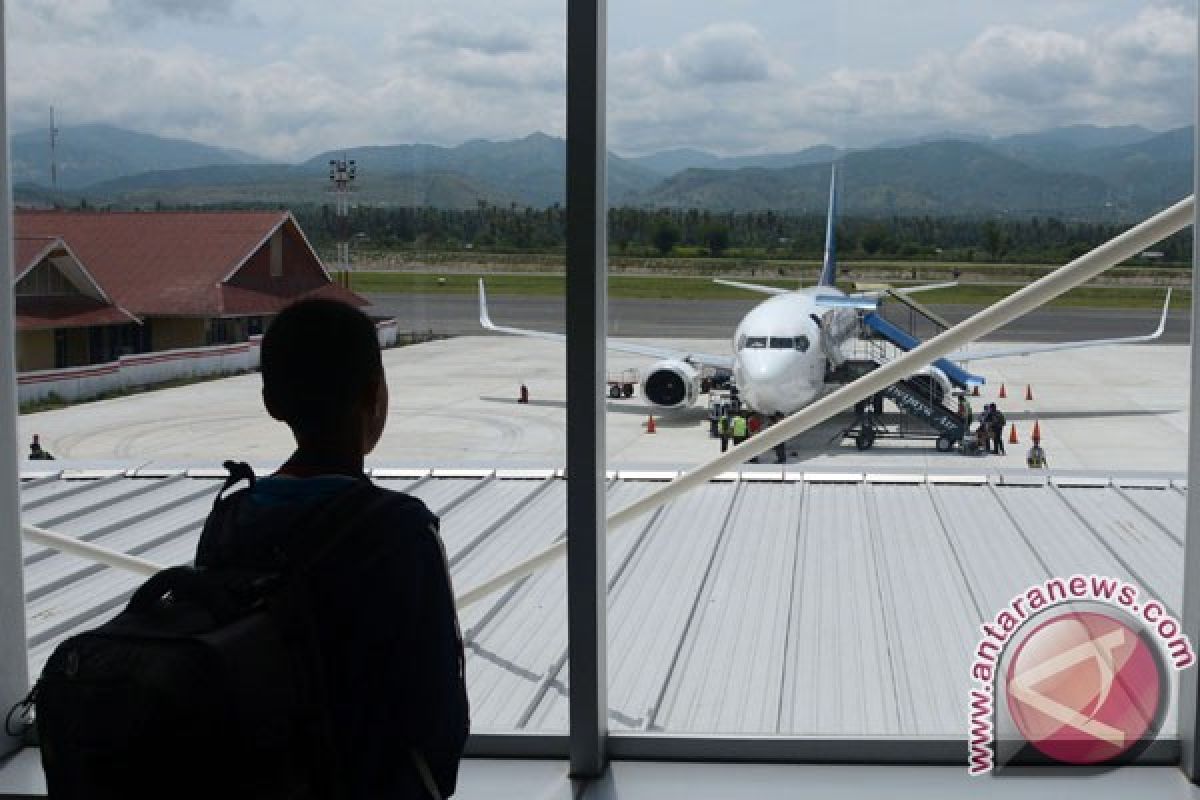 Landas pacu bandara di Palu rusak 400 meter
