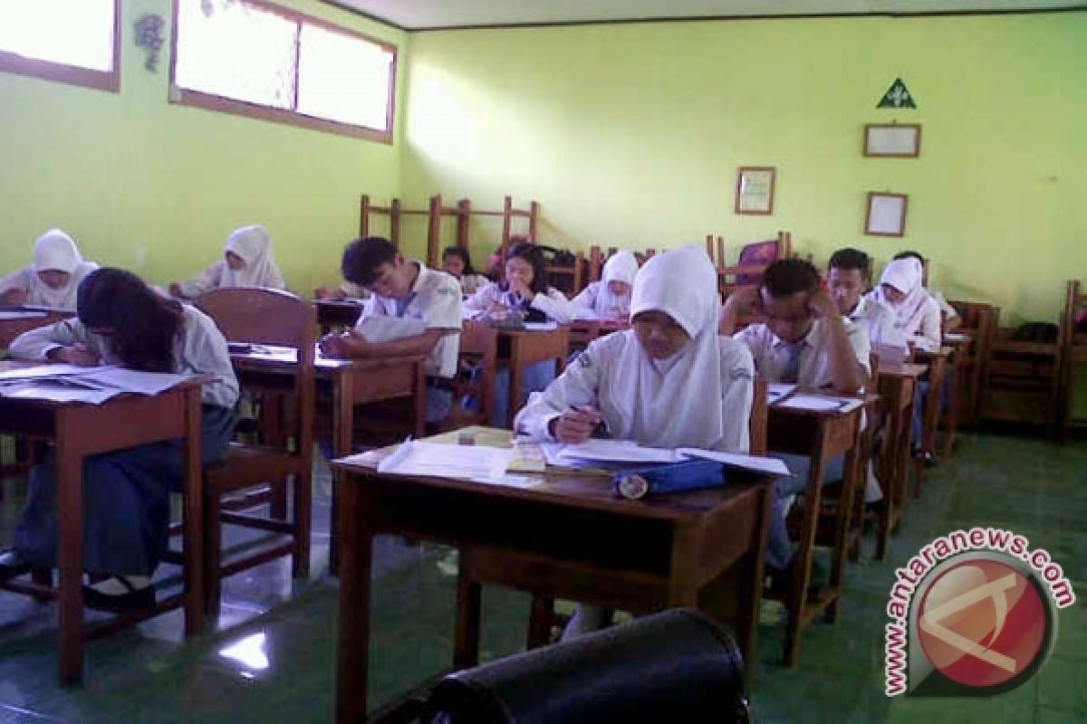 Konsep "full day school" harus dikaji