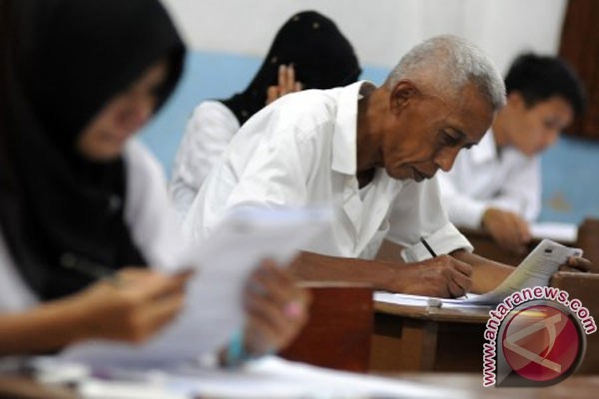 Sejumlah lansia ikut ujian nasional di Depok