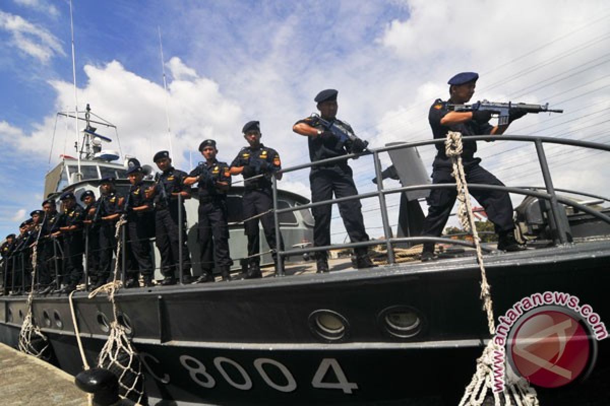 Kapal patroli Bea Cukai - Polri dilempari molotov