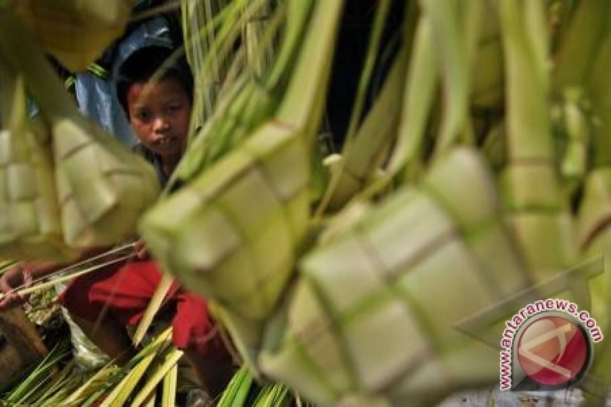 Warga Gorontalo padati Festival Ketupat Danau Perintis 2017