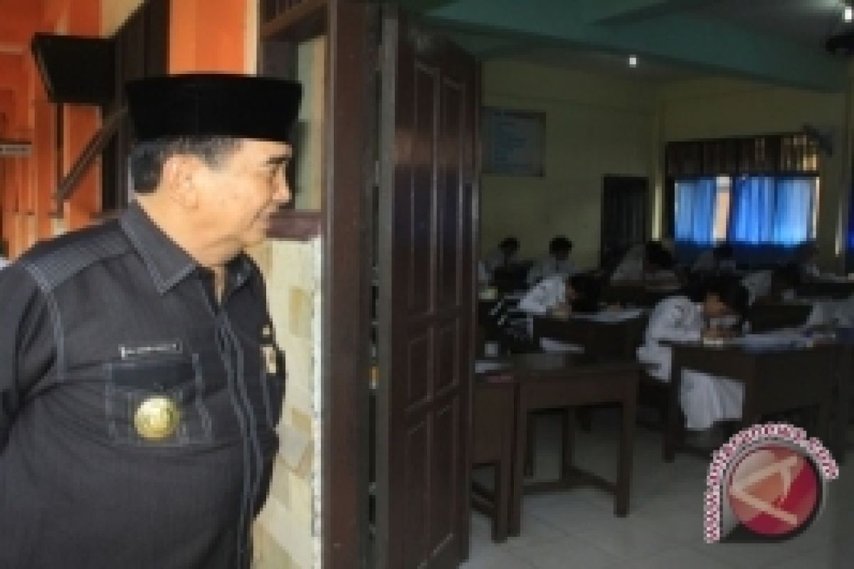  Mukmin  Faisyal Tinjau Pelaksanaan  UN di Balikpapan