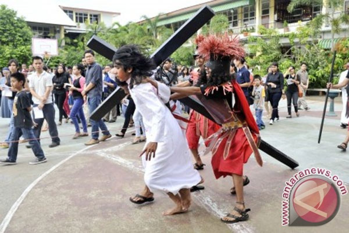 Umat Kristiani Biak pawai obor Paskah