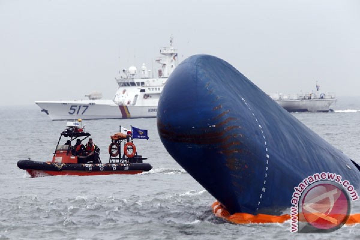 Pengangkatan kapal Sewol tertunda akibat cuaca buruk