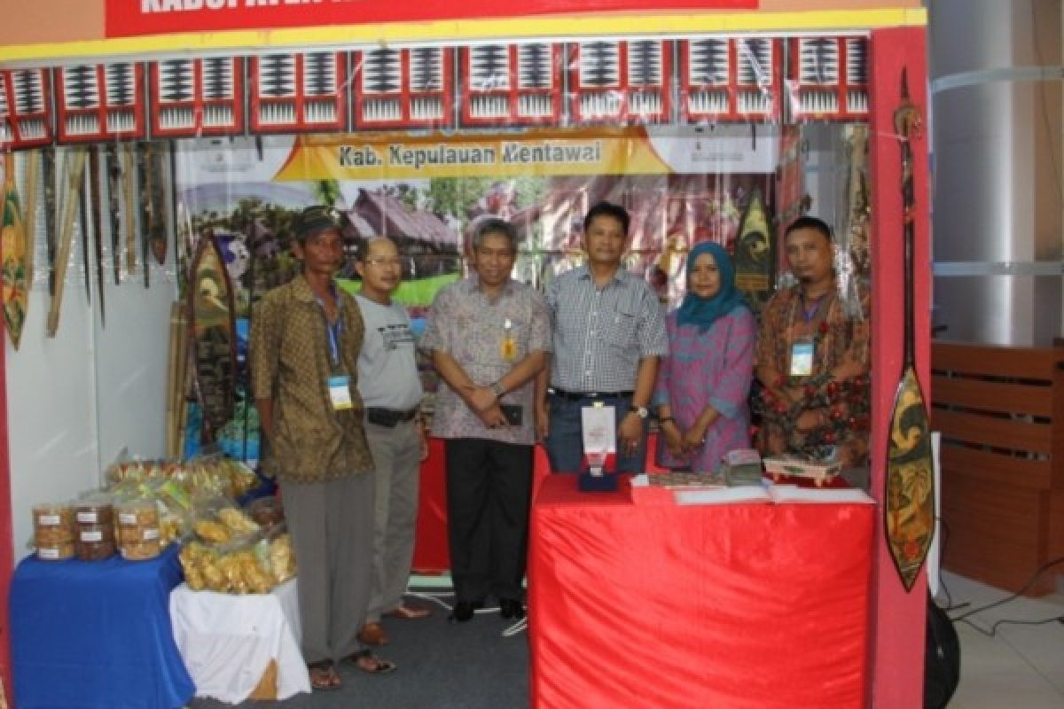 Kerajinan  Mentawai Laris Diborong Pengunjung Batam Expo 2014