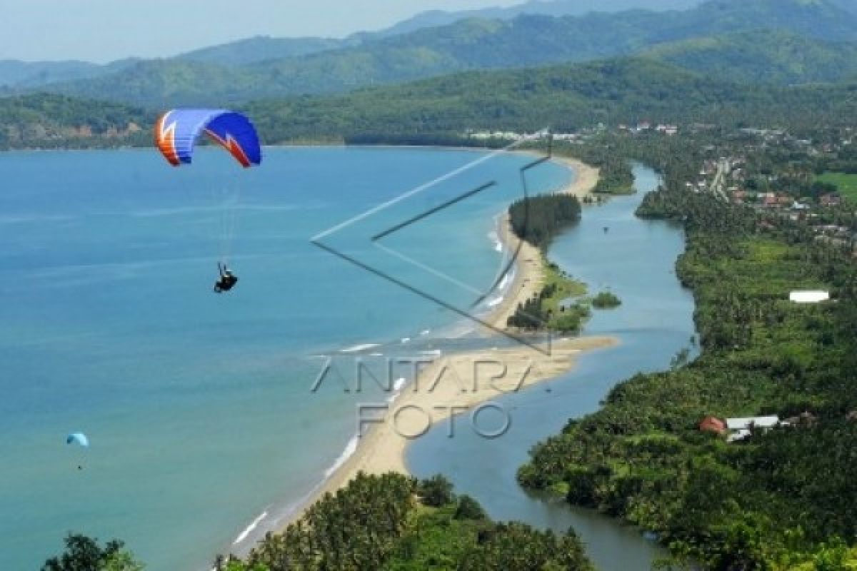 Populerkan Puncak Langkisau, Pessel Gelar Paralayang Indonesia Terbuka