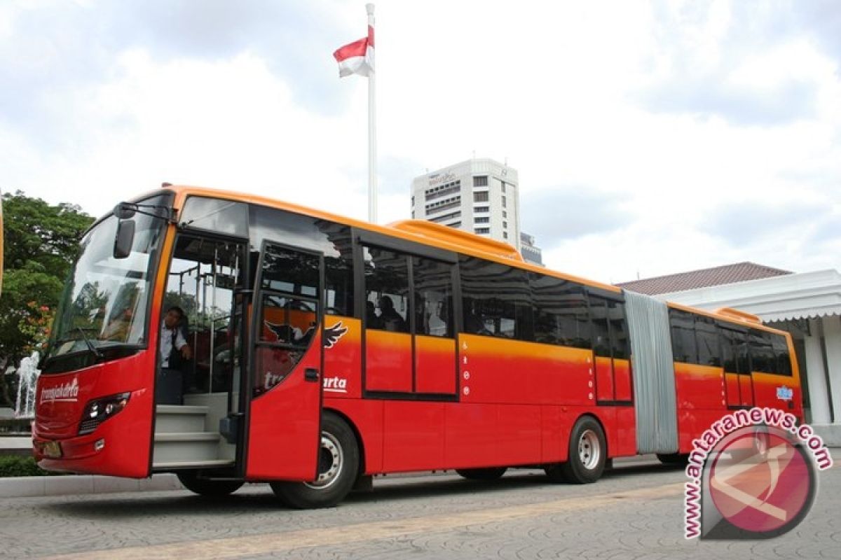 Bus Transjakarta Mogok Tersangkut Pembatas