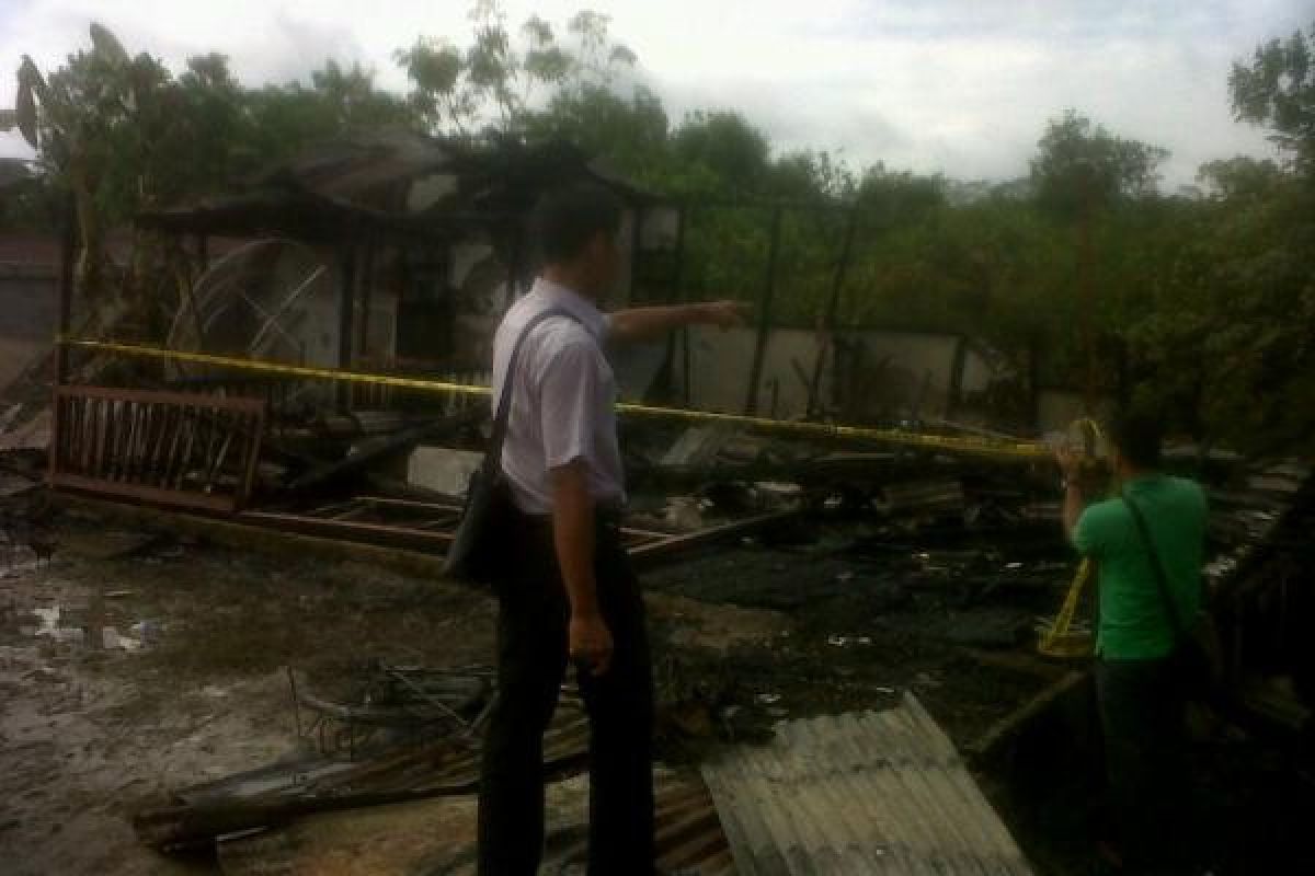 Rumah Anggota Polres Landak Terbakar