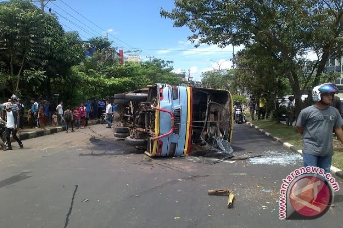 Bus kota Palembang terbalik akibat tabrakan beruntun