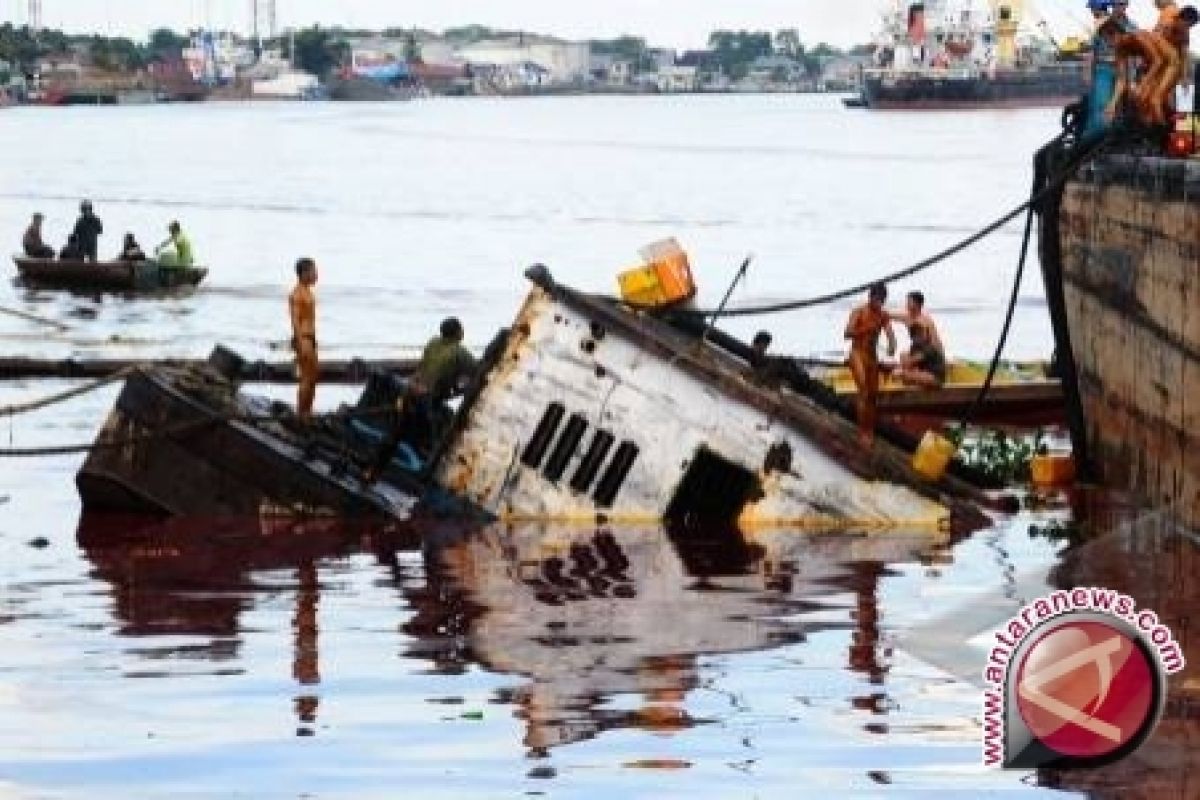 Perahu Rombongan Prosesi Jumat Agung Larantuka Tenggelam