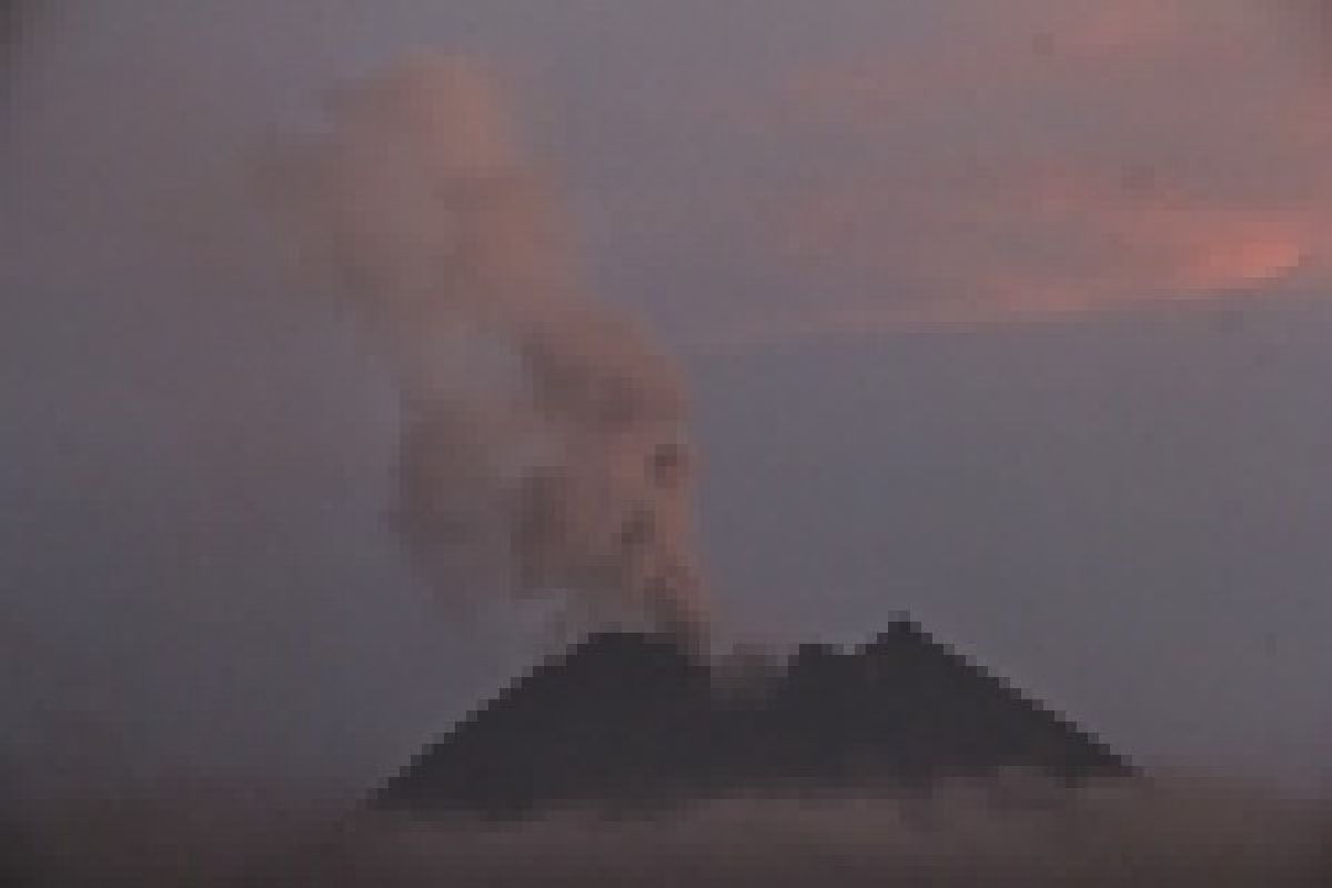 Meski Gunung Merapi kembali meletus freatik namun warga tetap tenang