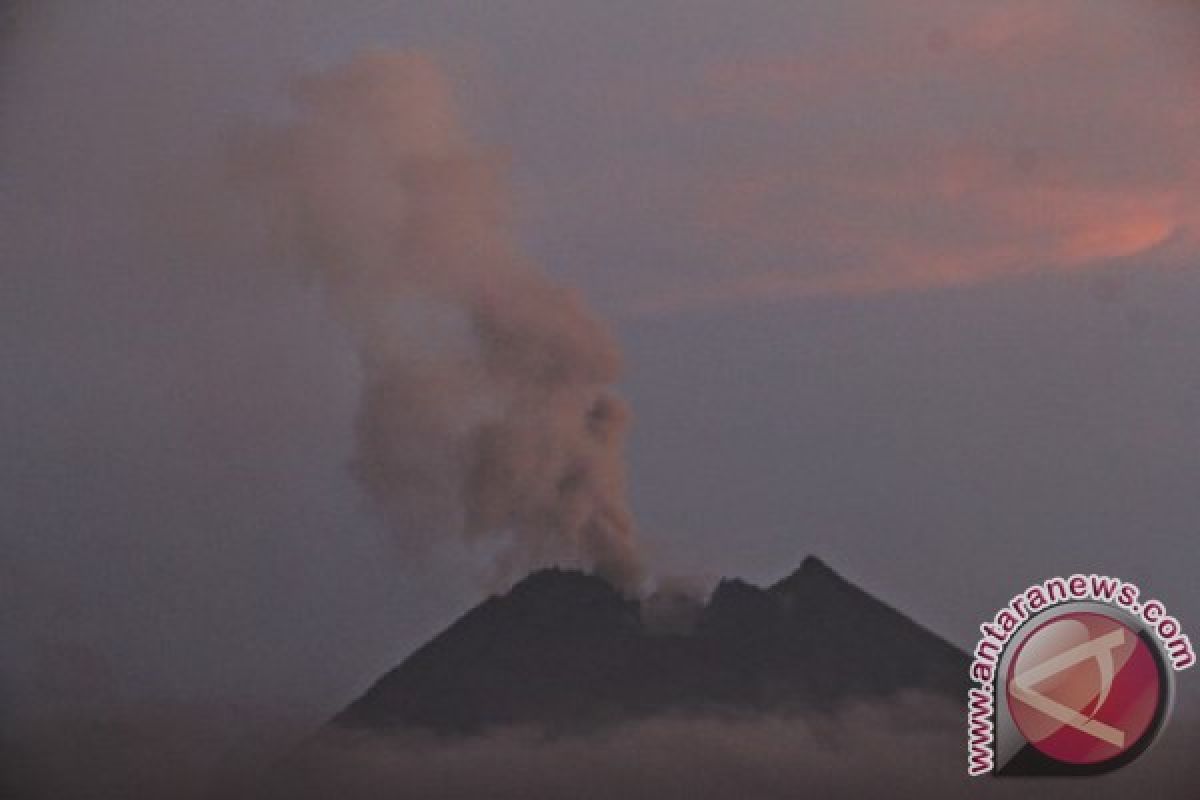 Gunung Merapi kembali embuskan asap