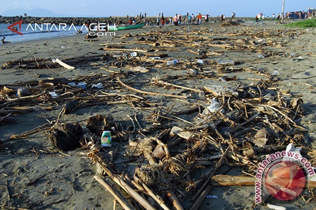 Duta Wisata Aceh Utara Bersihkan Pantai