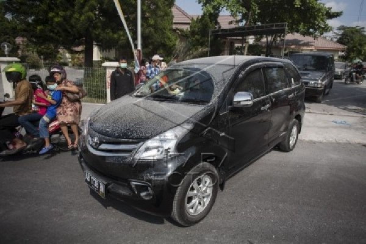 Gunung Merapi Keluarkan Hujan Abu Vulkanik