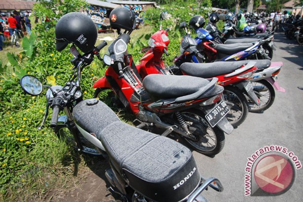 Hujan abu tipis meliputi lereng Merapi di Sleman