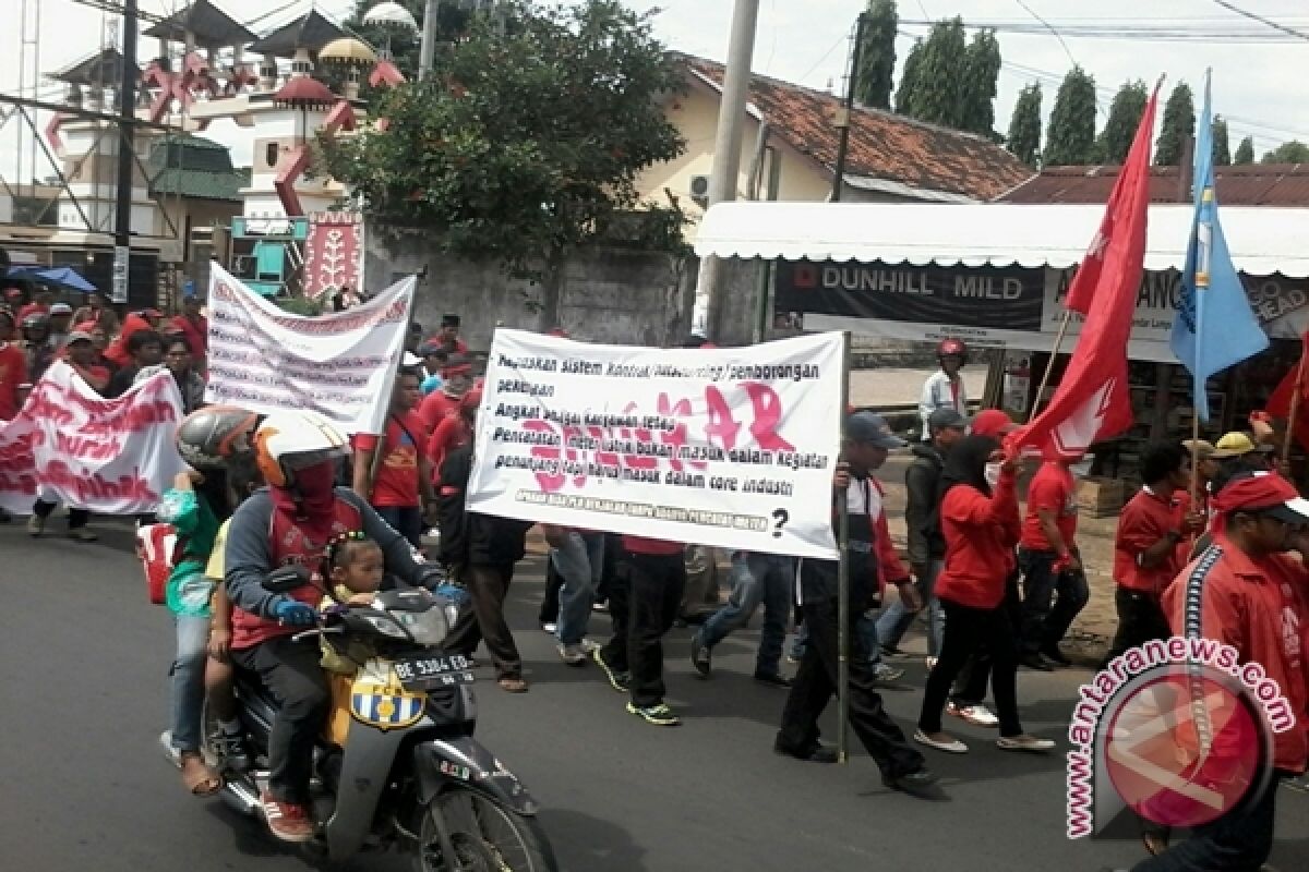Ratusan Pekerja Demo PT PLN Lampung