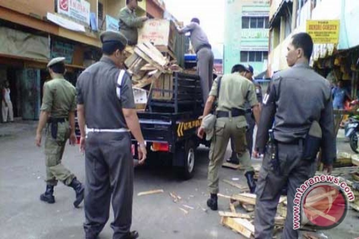 Satpol Pamong Praja Pangkalpinang Tertibkan PKL