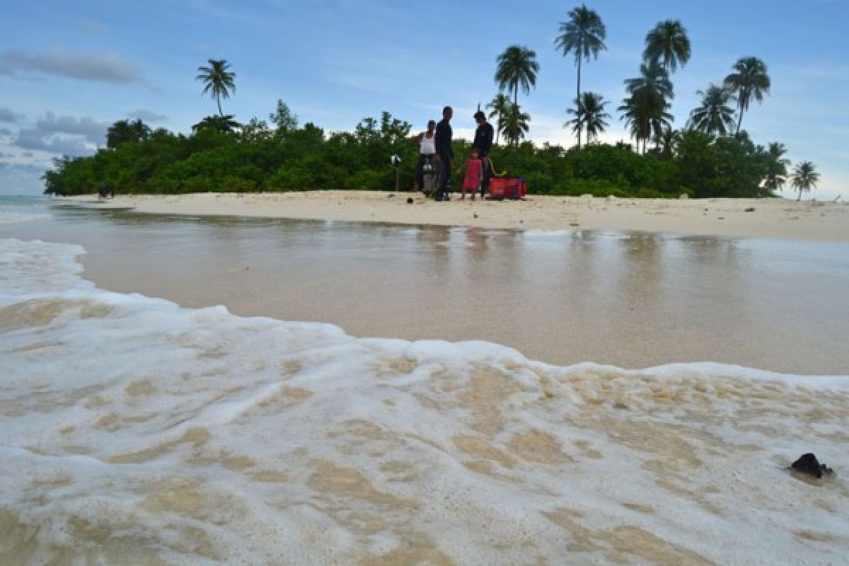 Pesona keindahan bawah laut Pulau 0 Kilometer Indonesia buat wisatawan takjub