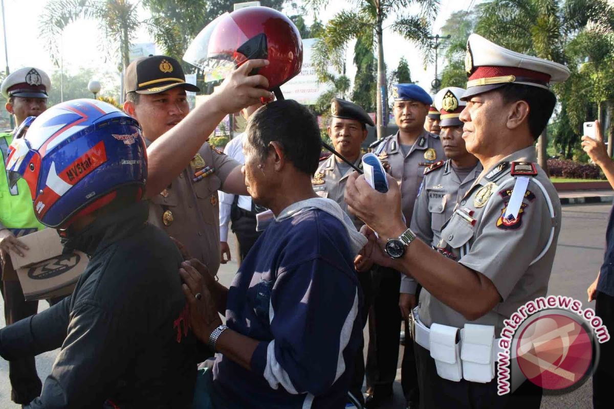 Polisi Bangka Barat Tumbuhkan Kesadaran Penggunaan Helm