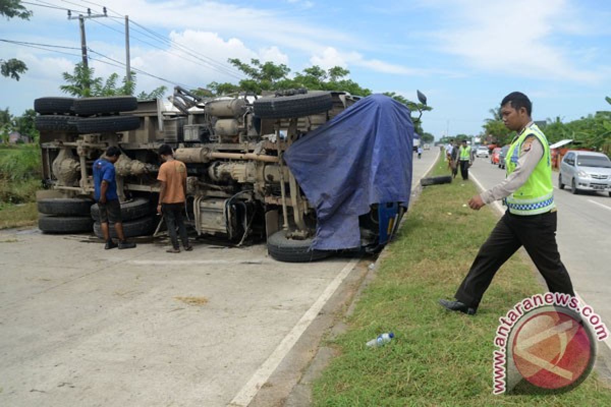 Jalan Karawang-Cikampek macet akibat kecelakaan