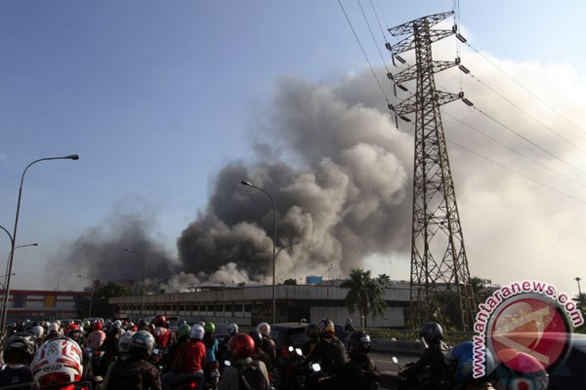 Pasar Senen terbakar hebat, api belum berhasil dipadamkan