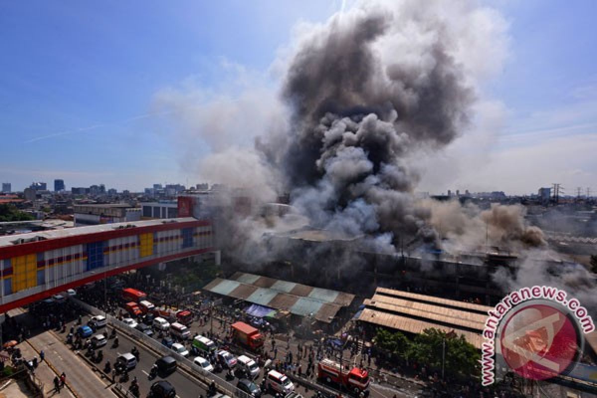 Fire ravages thousands of kiosks in Central Jakarta`s Senen Market