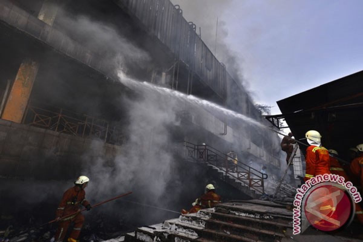 Damkar lakukan pendinginan kebakaran Senen Jakarta