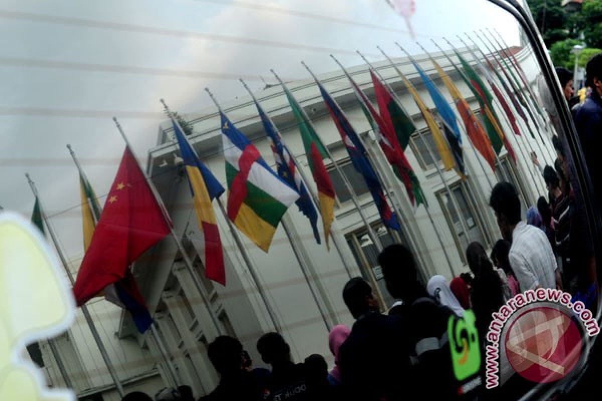 109 bendera peserta KAA dikibarkan di Gedung Merdeka