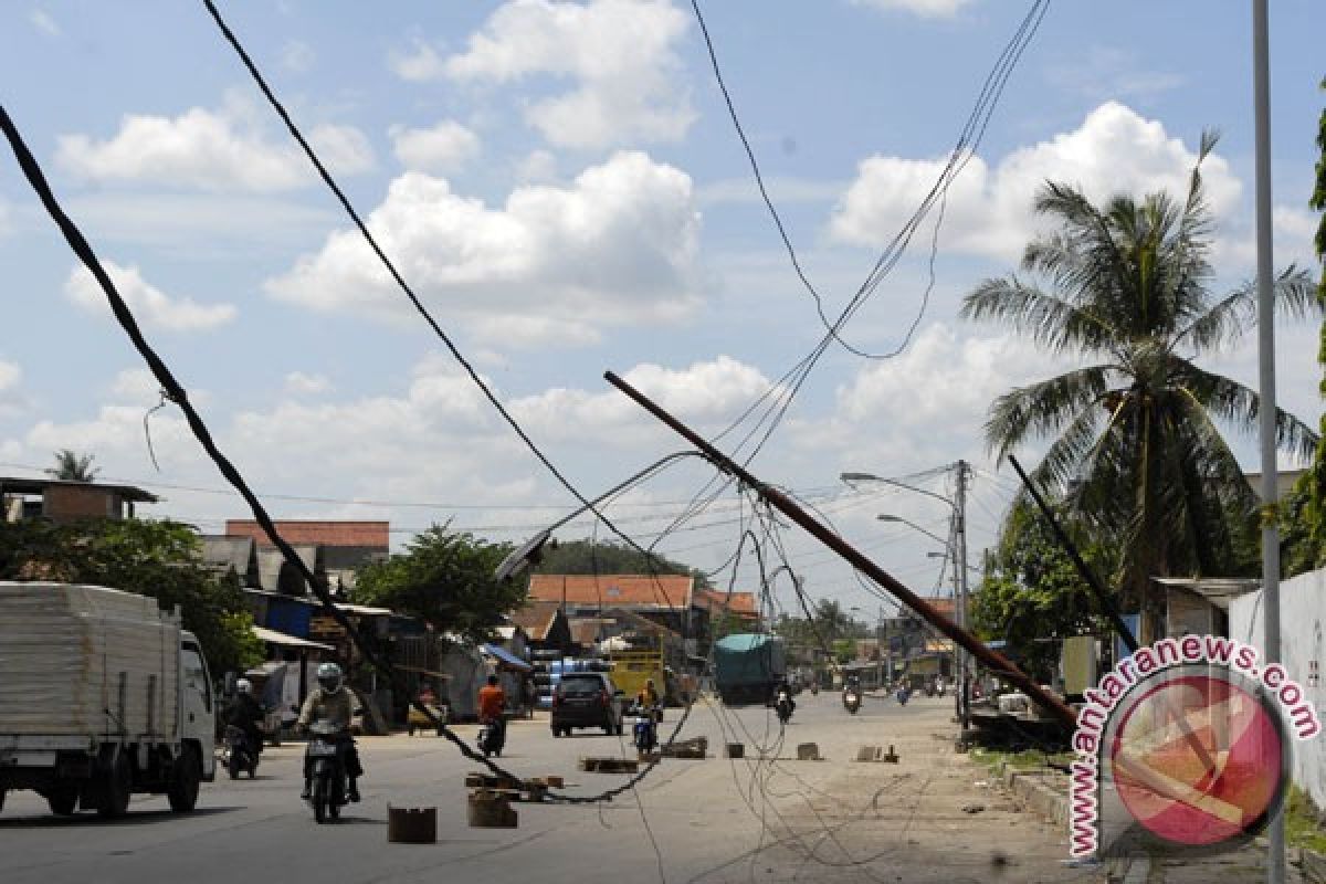 Tower jaringan listrik ambruk di Garut