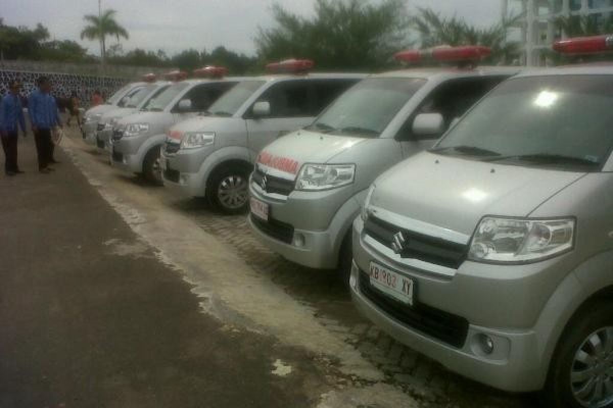 Bupati Landak Serahkan 7 Mobil Ambulans Puskesmas