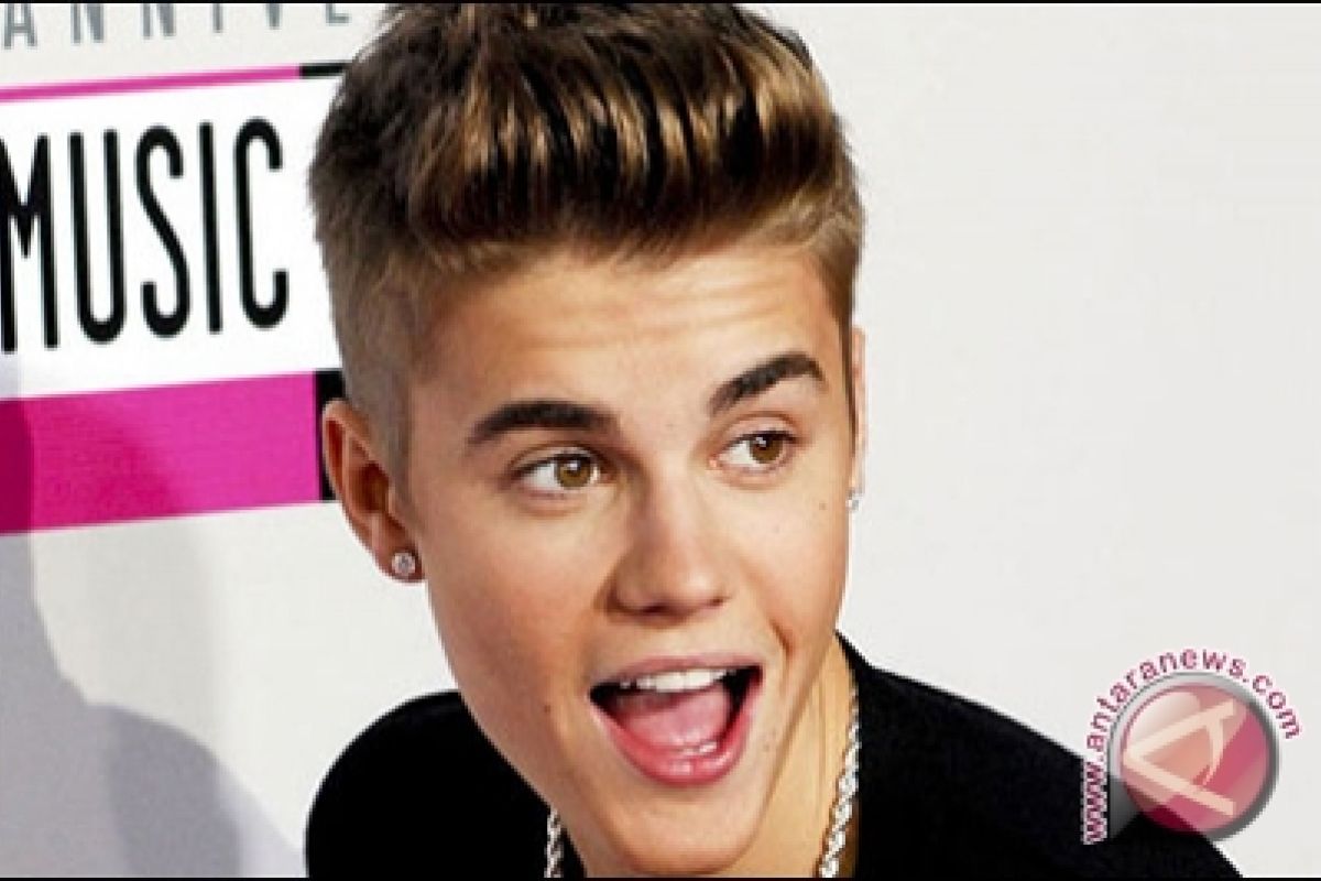  Justin Bieber Lelang Barang Pribadi untuk Amal
