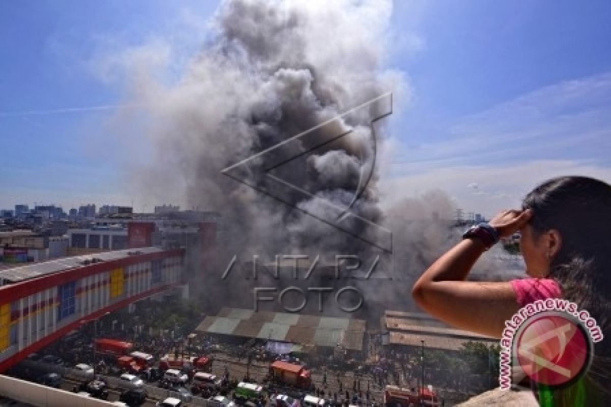 Pedagang Pasar Senen Datangi Kios yang Hangus Terbakar