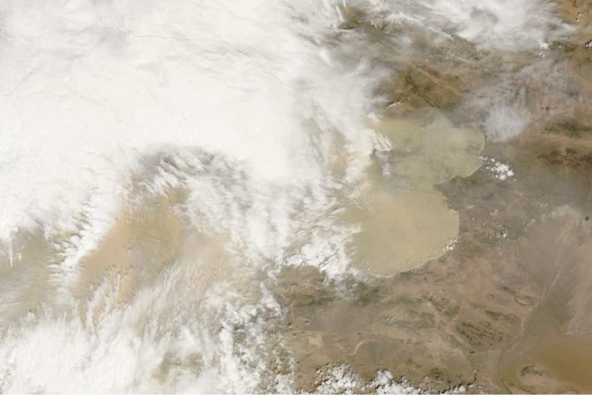 Badai debu Tiongkok terlihat dari antariksa
