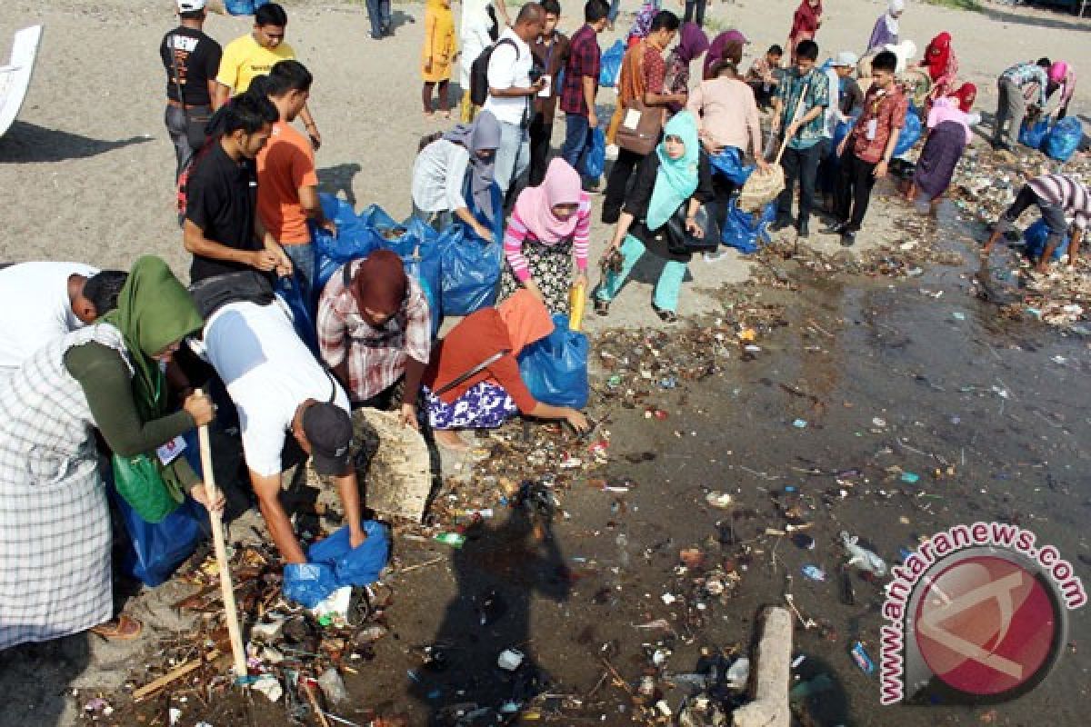 Puluhan orang ikuti lomba pungut sampah pantai