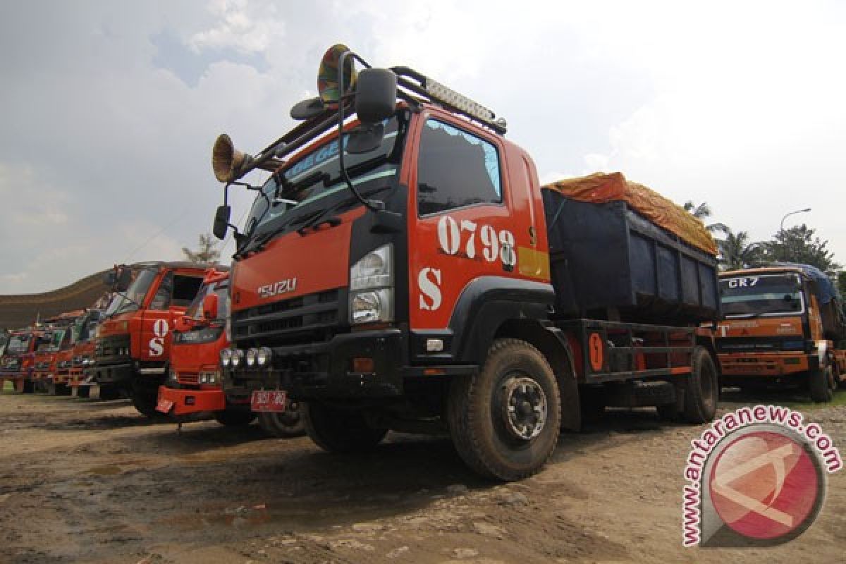 Sopir truk sampah cari uang tambahan dengan truk dinas tak dipecat