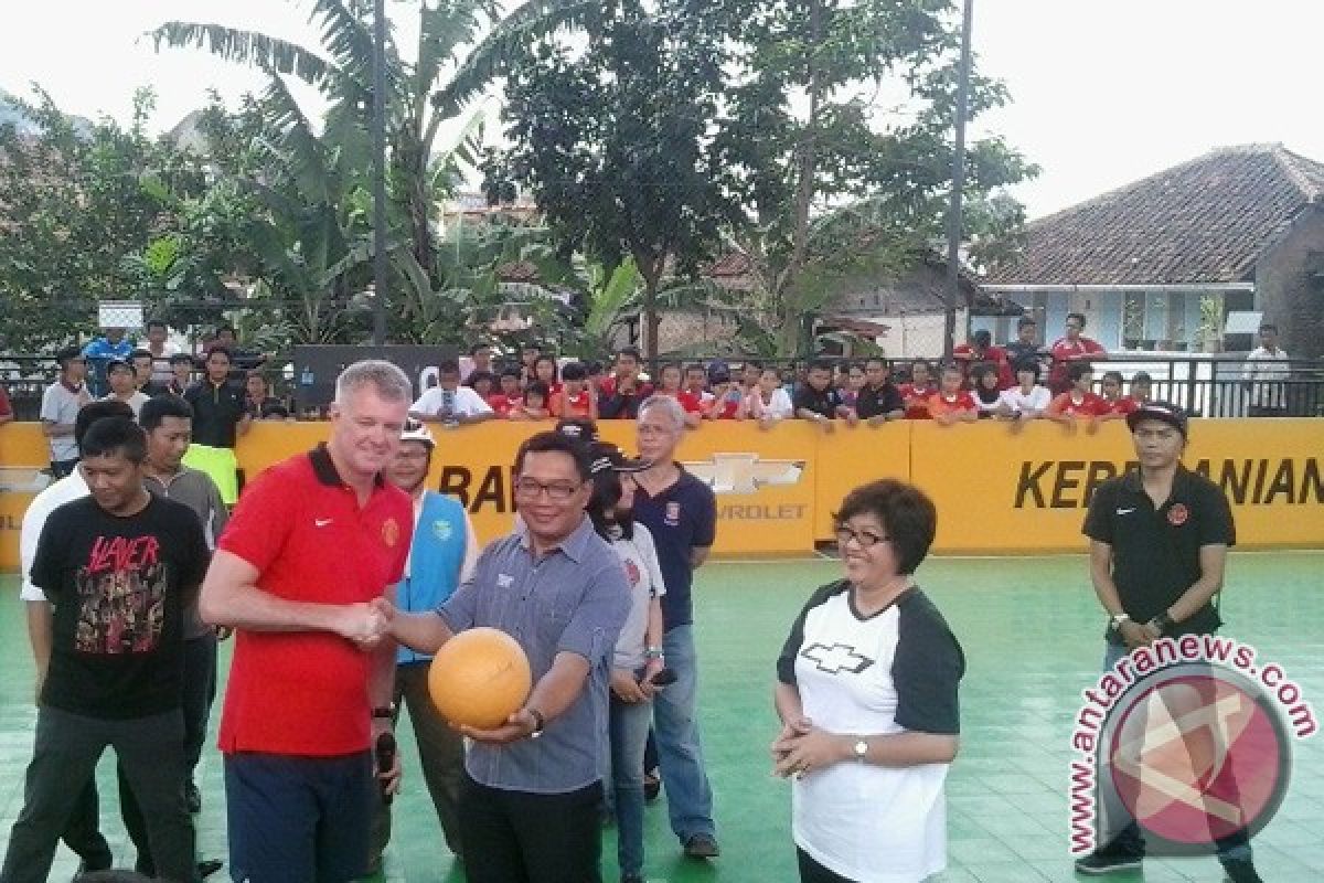 Gary Pallister main bola di Bandung Wetan