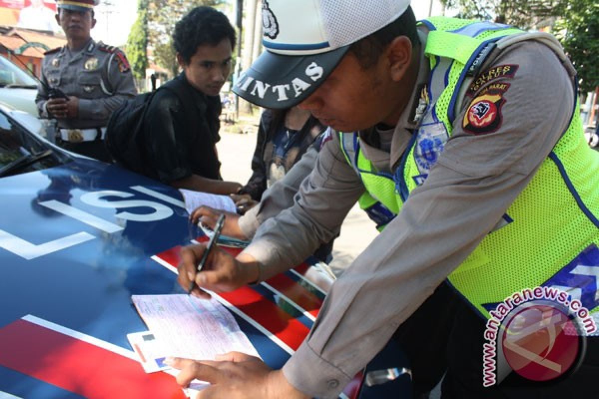 Perempuan gigit tangan polantas saat kena tilang