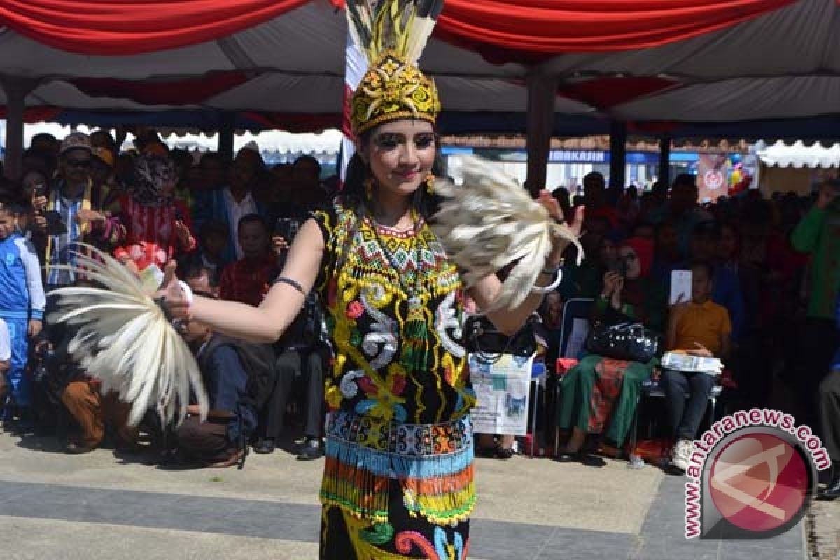 Kaltim Tampilkan Tari Enggang Di Sultra 