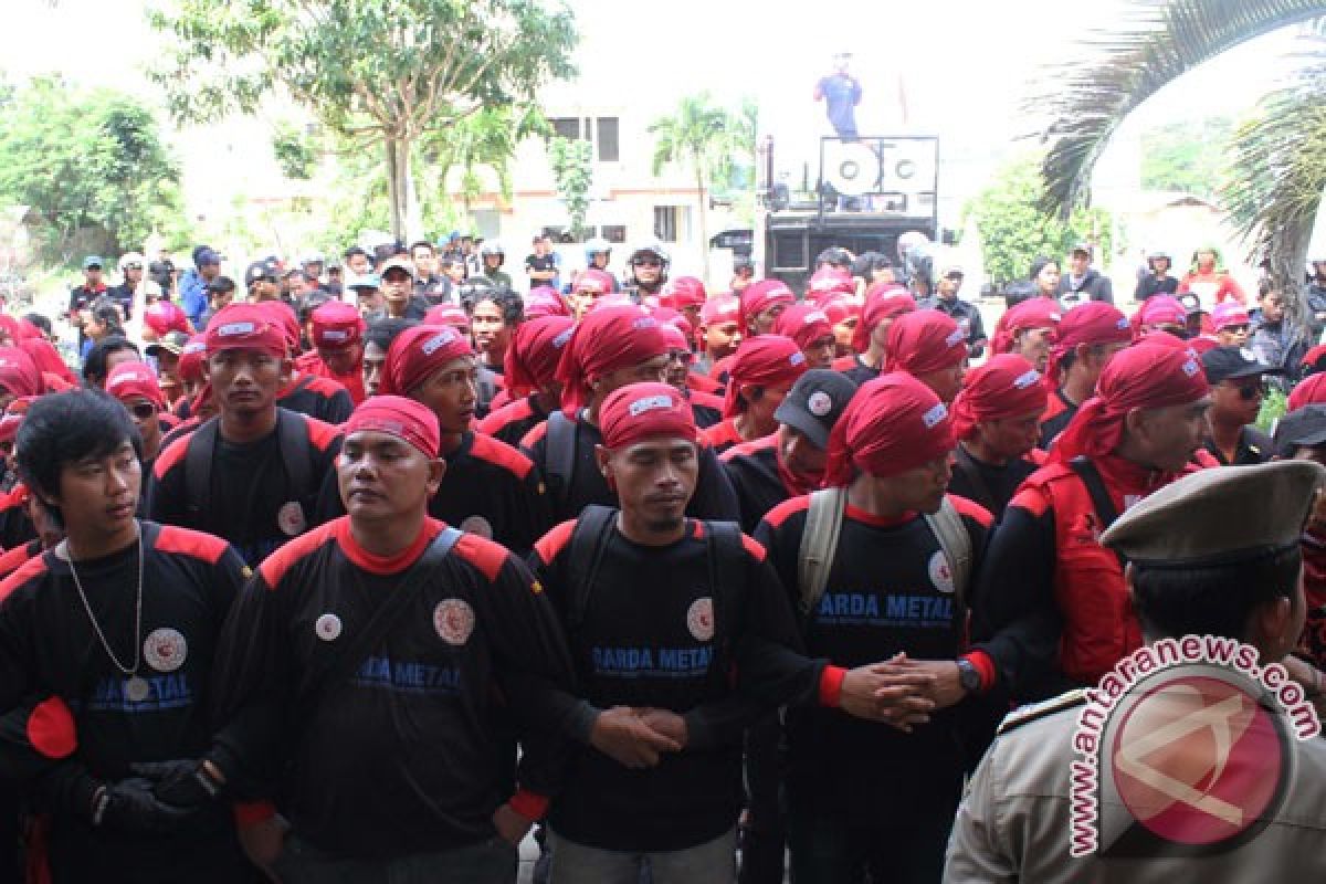 Ribuan buruh gelar malam renungan di Bogor
