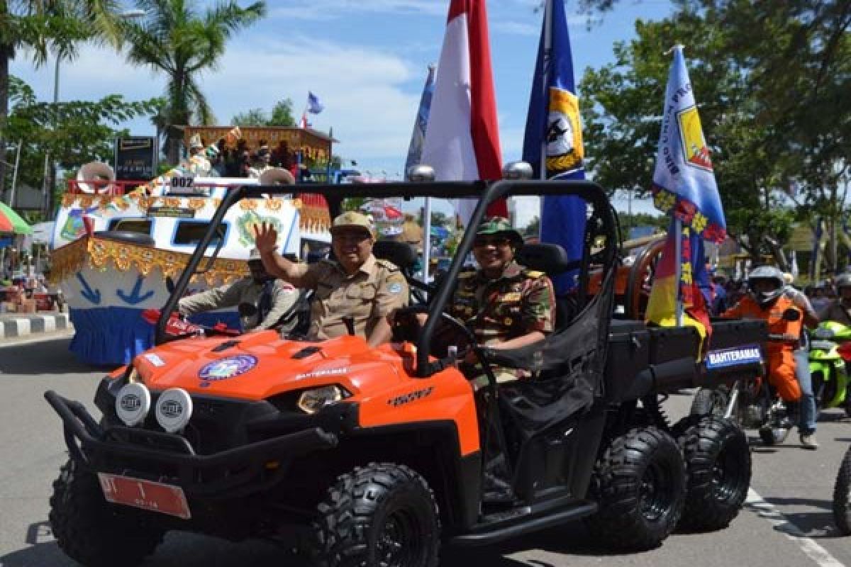 Gubernur Dan Walikota Satu Mobil Dalam Kendaraan Hias